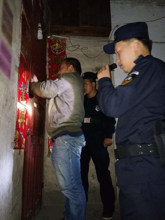 大庆粗心妈妈误将幼女锁家中 民警全城寻开锁师傅开门